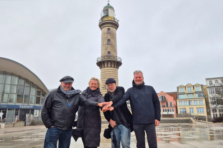 Bescheren zigtausenden Besuchern am Neujahrstag in Warnemünde Magische Momente: Torsten Sitte und Martina Hildebrandt von der Hanseatischen Eventagentur, Showstarter Lutz Grüder und der heutige Leuchtturmchef Mathias Stagat (v.l.) Bescheren zigtausenden Besuchern am Neujahrstag in Warnemünde Magische Momente: Torsten Sitte und Martina Hildebrandt von der Hanseatischen Eventagentur, Showstarter Lutz Grüder und der heutige Leuchtturmchef Mathias Stagat (v.l.)
