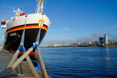Das Foschungsschiff "Sonne" am Passagierkai Warnemünde. Das Foschungsschiff "Sonne" am Passagierkai Warnemünde.