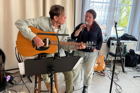 Sängerin Miriam und Detlev, Initiator der Jamsession, begeisterten das Publikum im Vereinssaal der Landkombüse Am Moor im Warnemünder Wiesenweg mit bekannten Songs.//Foto: Maria Pistor