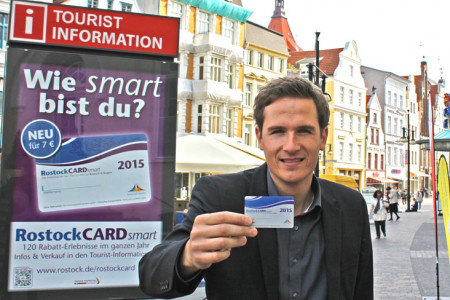 Johannes Wolff, Leiter der Tourist-Information, präsentiert die RostockCARDsmart