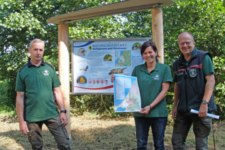 Peter Rehberg, Angelika Stoll und Jörg Harmuth (v.l.) präsentieren die erste von sieben neuen Infotafeln rund um die Naturschutzgebiete in der Rostocker Heide.