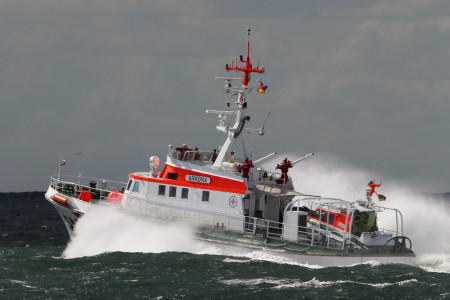 Der Seenotrettungskreuzer "Arkona" auf Kontrollfahrt. Das Spezialschiff der Deutschen Gesellschaft zur Rettung Schiffbruechiger (DGzRS) gehoert zur 27,5-Meter-Klasse und ist in Warnemünde stationiert.//Foto: DGzRS/ Felix Kersten Der Seenotrettungskreuzer "Arkona" auf Kontrollfahrt. Das Spezialschiff der Deutschen Gesellschaft zur Rettung Schiffbruechiger (DGzRS) gehoert zur 27,5-Meter-Klasse und ist in Warnemünde stationiert.//Foto: DGzRS/ Felix Kersten