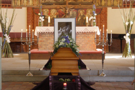 Ein bewegender Abschied für einen großen Warnemünder Künstler. Ein bewegender Abschied für einen großen Warnemünder Künstler.