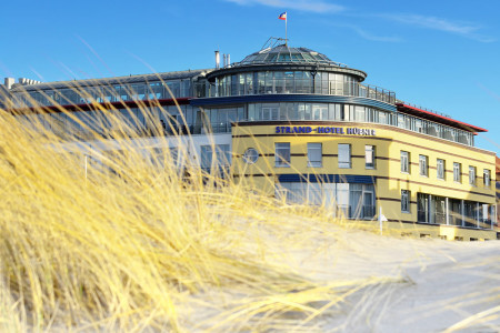 Fr&uuml;hlingsgenuss mit Ostseeblick: Im Strand-Hotel H&uuml;bner in Warnem&uuml;nde laden die neuen saisonalen Speisenkarten zu kulinarischen Genussmomenten direkt an der Promenade ein.