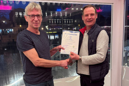 Mit Handschlag und sichtlicher Wertsch&auml;tzung: Der 1. Vorsitzende Jens Uhlig (r.) &uuml;berreicht J&ouml;rg Hoppe die Ehrenurkunde und die goldene Ehrennadel f&uuml;r 60 Jahre Treue zum Warnem&uuml;nder Anglerverein.//Foto: Uwe Kleinhans
