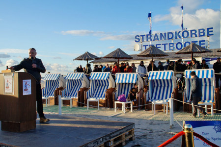Zur Bestandsverjüngung wurden heute in Treichels Strandoase echte Ostsee-Strandkörbe versteigert. Die Rolle des Auktionators übernahm DJ Jörg Mandel. 