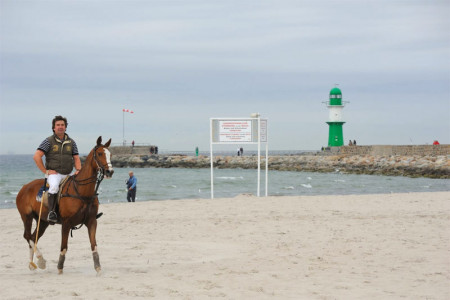 Der Veranstalter Thomas Strunk hat den diesjährigen Beach Polo Ostsee Cup Warnemünde abgesagt. Foto: Holger Martens