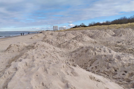 Von der Mole bis auf Höhe Jugendherberge wurden die Sandhügel am Strand verteilt. Von der Mole bis auf Höhe Jugendherberge wurden die Sandhügel am Strand verteilt.