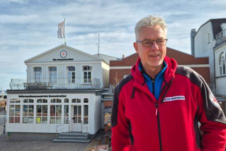 Jörg Westphal vor dem historischen Stephan-Jantzen-Haus in Warnemünde: Hier lädt das Informationszentrum der Deutsche Gesellschaft zur Rettung Schiffbrüchiger Besucher ein, mehr über die Arbeit der Seenotretter zu erfahren – und wirbt zugleich um neue Ehrenamtliche für das engagierte Team an Land. Jörg Westphal vor dem historischen Stephan-Jantzen-Haus in Warnemünde: Hier lädt das Informationszentrum der Deutsche Gesellschaft zur Rettung Schiffbrüchiger Besucher ein, mehr über die Arbeit der Seenotretter zu erfahren – und wirbt zugleich um neue Ehrenamtliche für das engagierte Team an Land.