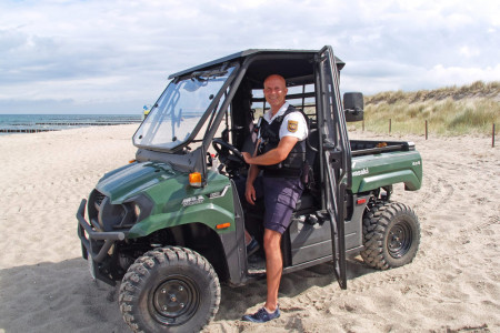 Stefan Bischoff ist seit dem vergangenen Jahr als Strandvogt an den Stränden von Warnemünde und Markgrafenheide unterwegs. Von den Gewerbetreibenden wird sein Einsatz sehr geschätzt.