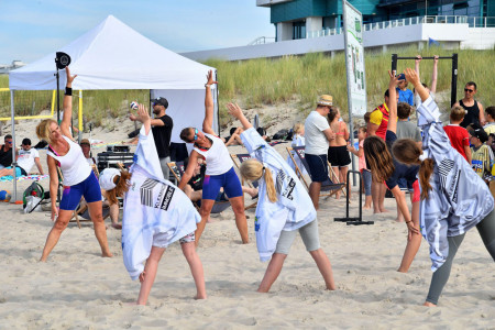 Mitmachen, ausprobieren und Spa&szlig; haben: Der Familien-Sport-Beachtag am AOK Active Beach l&auml;dt am 19. August zu einem aktiven Nachmittag am Warnem&uuml;nder Strand ein.//Foto: Joachim Kloock