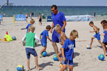 Die Rostocker Robben laden Jungen und Mädchen im Alter von 7 bis 14 Jahren zu ihrem beliebten Beachsoccer-Camp an den AOK Active Beach Warnemünde.