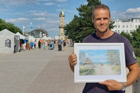 Marinemaler Mario Hennings wird mit seinen Bildern auf dem Kunsthandwerkermarkt am Leuchtturm vertreten sein.
