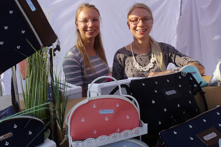 Die Schwestern Stephanie und Melanie Lau haben das Label Zwillingszwirn 2014 gegründet und stellen ihre Taschen in Warnemünde vor.