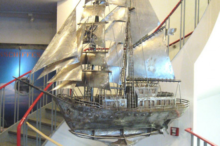 Die Metallskulptur "Greif" ist während der 24. Hanse Sail auf dem Traditionsschiff zu besichtigen.
