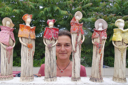 Christine Hexel mit ihren Frauenfiguren
