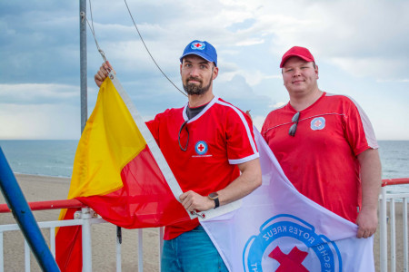 Die rot-gelb Flaggen signalisieren die Einsatzbereitschaft der Rettungsschwimmer. Seit dem 9. Mai werden sie wieder täglich bis September auf den Türmen gehisst.//Foto: DRK/ Junge