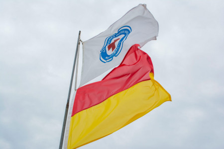 Die rot-gelb Flaggen signalisieren die Einsatzbereitschaft der Rettungsschwimmer. Am 18. Mai werden sie wieder täglich bis September auf den Türmen gehisst.