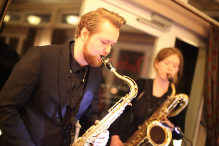 Kultur trifft Genuss am 17. November in Warnemünde: Philip Brügge und Katharina Wieben am Saxophon