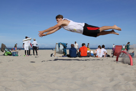 Voller Körpereinsatz im Spiel: Beim Ultimate Beach Frisbee muss man sich um eine sanfte Landung nicht sorgen.