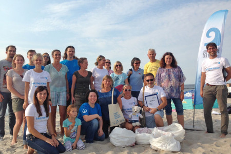 Über 20 freiwillige Helfer unterstützten die Strandsammelaktion in Markgrafenheide.