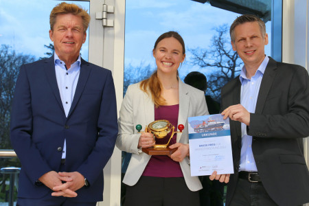 Der mit 5.000 Euro dotierte Briese-Preis für Meeresforschung 2022 wurde heute an Dr. Luisa von Albedyll vom Helmholz-Zentrum für Polar- und Meeresforschung (AWI) verliehen. Kapitän Klaus Küper (l.) von der Briese-Reederei und IOW-Direktor Oliver Zielinski beglückwünschten die junge Frau.
