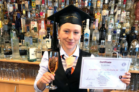 Jenny Zicker ist Barkeeperin in den Warnemünder Hübner Hotels. Jetzt erwarb sie an der Rostocker Barschule das international gültige Zertifikat „Proved Master of Bartending, Wine & Spirits /IBA“ mit dem Prädikat „sehr gut“.