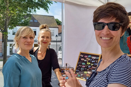 Die Organisatoren des Kunsthandwerkermarktes am Leuchtturm Warnemünde, Jette Müller (l.) und Bianca Müller (r.) im Gespräch mit Tina Oppelt.