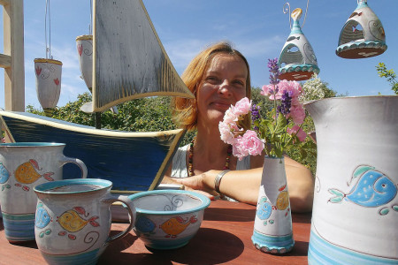 Keramikerin Yvonne Marquardt kommt mit ihrer fröhlichen Fayencekeramik nach Warnemünde.