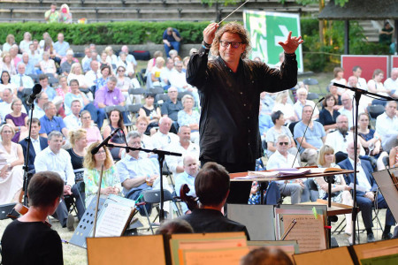Für Marcus Bosch, der als Chefdirigent die künstlerische Leitung für die Norddeutsche Philharmonie Rostock übernommen hat, ist es der zweite Auftritt bei der Klassik-Nacht im Zoo.