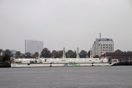 Die LNG Hybrid Barge "Hummel" machte in der vergangenen Woche Station in Warnemünde 