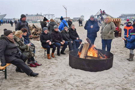 Im Rahmen des Warnemünder Schneegestöbers wird im ganzen Ostseebad etwas geboten – so auch ein wärmendes Lagerfeuer am Strand.