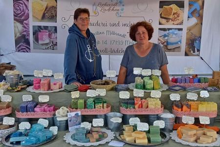 Beate Räffle (l.) und Martina Milbrandt vom Liebevolllädchen aus Malchin sind mit handgefertigten Seifen auf dem Kunsthandwerkermarkt vertreten.//Foto: Julia Miksch