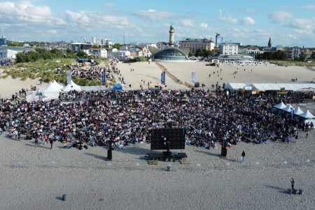 Zum zweiten Spiel der deutschen Nationalmannschaft kamen wieder etwa 3000 Menschen an den Warnemünder Strand.//Foto: TZRW