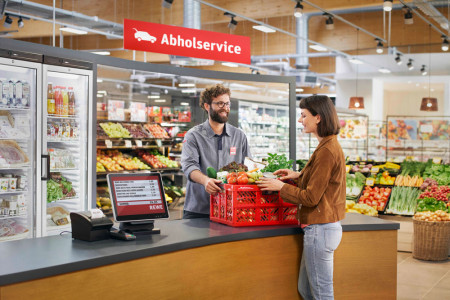 Lebensmittel bequem online bestellen und im Supermarkt abholen, wann es passt – das geht ab sofort bei Rewe Warnemünde.//Foto: Rewe Markt GmbH