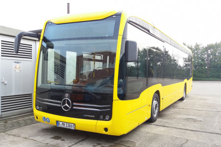 Der auf der Linie 37 testweise eingesetzte 12-Meter-Elektrobus verfügt über 29 Sitz- und 64 Stehplätze und ist auffällig gelb lackiert.