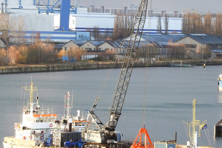 Ein auf der „Steinbutt“ stehender Seilzugbagger hat jetzt die letzten schadstoffhaltigen Weichsedimente aus der Fahrrinne Seekanal Rostock entfernt.