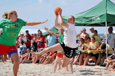 Am AOK-Familien-Beachtag in Warenmünde stehen nicht nur die beliebten Strandsportarten im Mittelpunkt, sondern vieles mehr zum Ausprobieren, unter anderem Inlinehockey, Straßensport und Zumba.