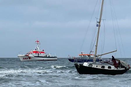 Der Seenotrettungskreuzer „Arkona“ der DGzRS befreite aus der Brandungszone vor dem Warnemünder Strand ein Sportboot. Ebenfalls zu Hilfe kam das Polizeiboot „Uecker“ der WSPI Rostock.
