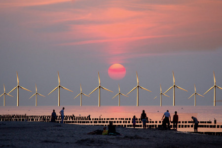 Auch der Warnemünder Ortsbeirat will sich jetzt zu den geplanten Offshore-Windparks vor Warnemünde positionieren. Fotomontage: TSK