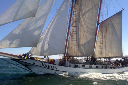 Ostseetörns ab Warnemünde sind schon vor der Hanse Sail möglich. Die Traditionssegler „J.R. Tolkien“ (Foto) und die „Morgenster“ erwarten ihre Gäste am Passagierkai.