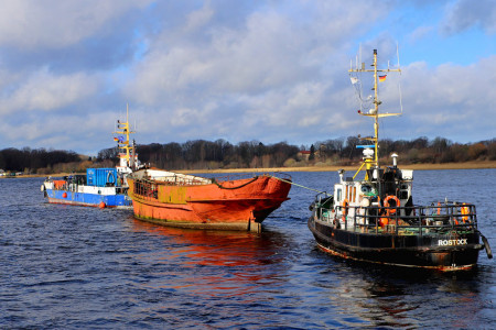 Der Schiffsrumpf des einst stolzen Seebäderschiffes "MS Undine" wird in den Fischereihafen verbracht und dort an Land gehoben.//Foto: Josefine Rosse