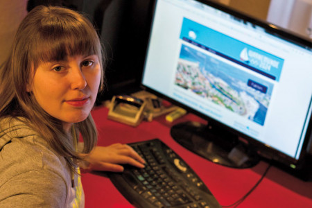 Die 22jährige Vivian Mann geht mit ihrer Online-Entscheidungshilfe für olympisches Segeln in Warnemünde ans Netz.