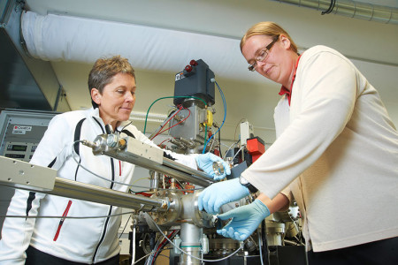 Angela Vogts (r.) und Prof. Maren Voß (l.) am NanoSIMS des IOW. Dieses Gerät gibt es an fünf Standorten in Deutschland, davon einmal in Warnemünde.