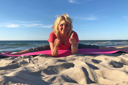 Wo es am schönsten ist - Yoga-Trainerin Petra Emus-Wegner lädt im Sommer immer donnerstags zu einer Auszeit am Strand ein.