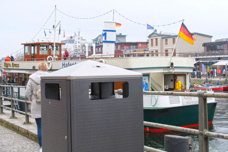 Die neuen, am nördlichen Alten Strom von Warnemünde aufgestellten Abfallbehälter haben ein deutlich größeres Fassungsvermögen und sind Möwen-sicher.