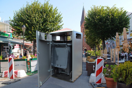 Diese Abfallgaragen sollen den Systemwechsel in der Papierkorbbewirtschaftung in Warnemünde einläuten. Ab Anfang Mai werden sie zunächst in der Mühlenstraße und am südlichen Alten Strom aufgestellt.
