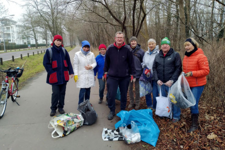 Freiwillige der BI "Rettet den Küstenwald" sammelten Müll im Waldstreifen entlang der Parkstraße in Warnemünde.
