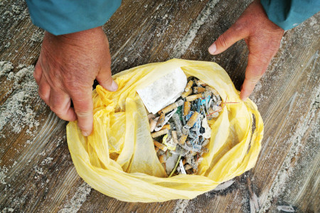 Unser Foto zeigt einige Fundstücke aus dem vergangenen Jahr. Zigarettenkippen machen Jahr für Jahr einen großen Teil des Mülls aus.