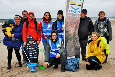 Etwa ein Dutzend freiwilliger Helfer ließen sich durch Sturm und Regen nicht abhalten und sammelten am Sonnabend anlässlich des Internationalen Küstenputztags Müll am Strand von Warnemünde.